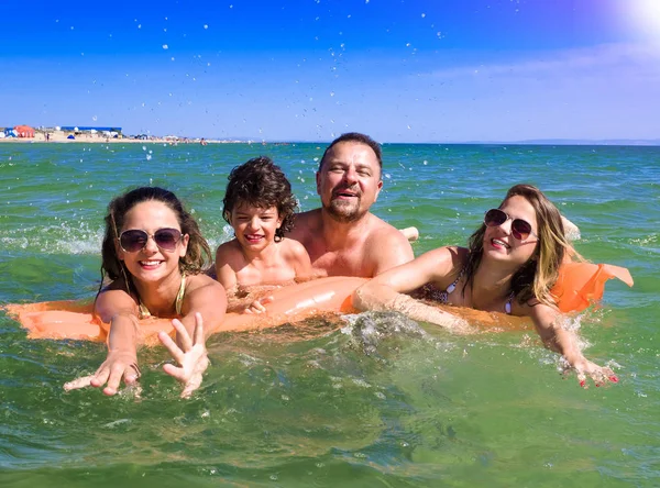 Gelukkige Familie Met Kinderen Zwemmen Plezier Hebben Zee Een Opblaasbare — Stockfoto