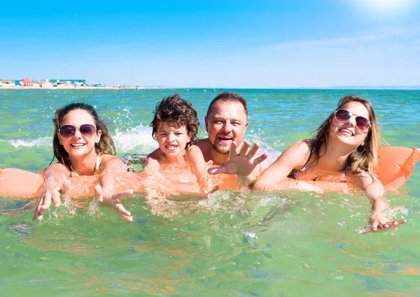 Famiglia Felice Con Bambini Sta Nuotando Divertendosi Nel Mare Materasso — Foto Stock
