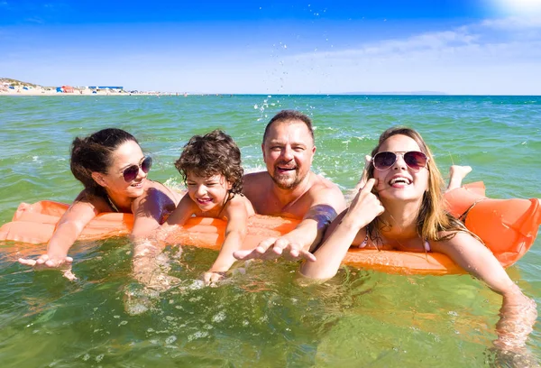 Famiglia Felice Con Bambini Sta Nuotando Divertendosi Nel Mare Materasso — Foto Stock