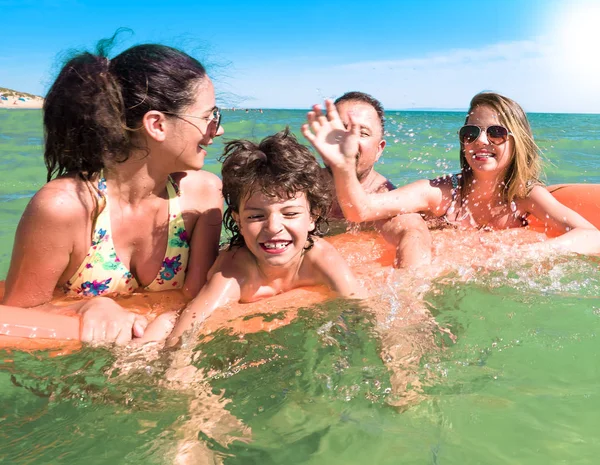 Famiglia Felice Con Bambini Sta Nuotando Divertendosi Nel Mare Materasso — Foto Stock