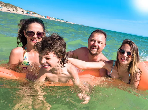 Gelukkige Familie Met Kinderen Zwemmen Plezier Hebben Zee Een Opblaasbare — Stockfoto