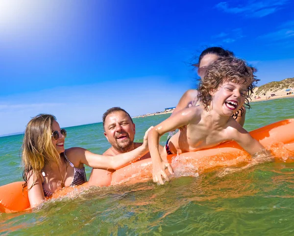 Šťastná Rodina Dětmi Plavání Baví Moři Nafukovací Matraci Šťastný Přátelský — Stock fotografie
