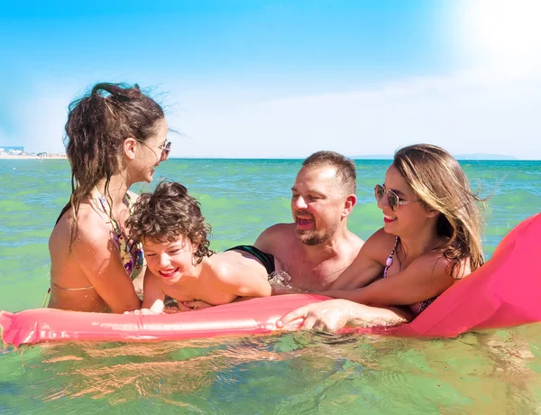 Gelukkige Familie Met Kinderen Zwemmen Plezier Hebben Zee Een Opblaasbare — Stockfoto