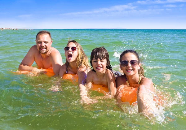 Familia Feliz Con Los Niños Está Nadando Divirtiéndose Mar Colchón —  Fotos de Stock