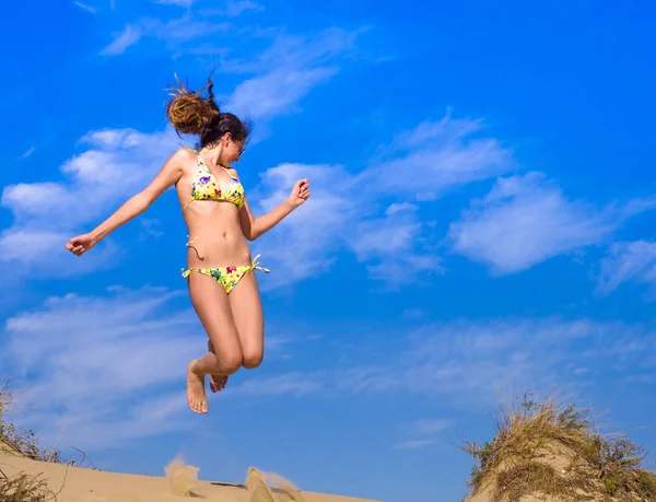 Atraktivní Dívka Bikinách Skákání Baví Beach Letní Dovolená Dovolená Životní — Stock fotografie