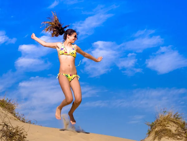 Aantrekkelijk Meisje Bikini Springen Het Strand Having Fun Zomervakantie Vakantie — Stockfoto
