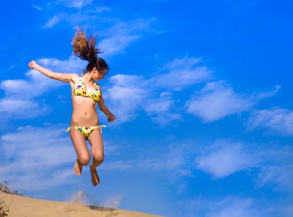 Aantrekkelijk Meisje Bikini Springen Het Strand Having Fun Zomervakantie Vakantie — Stockfoto