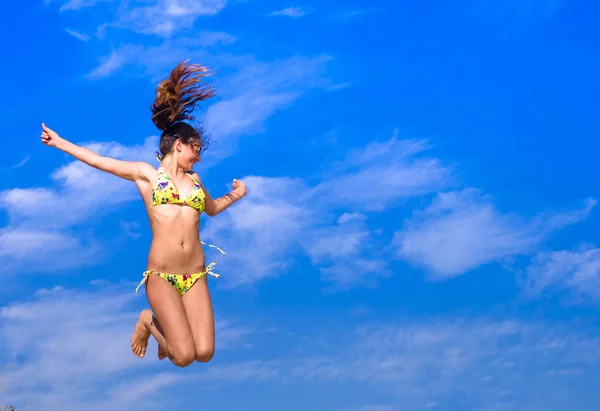 Aantrekkelijk Meisje Bikini Springen Het Strand Having Fun Zomervakantie Vakantie — Stockfoto