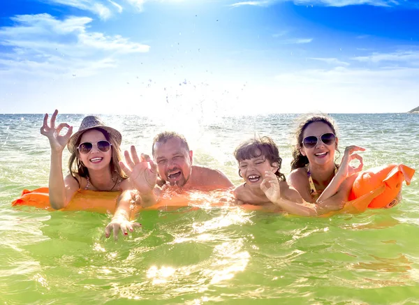 Familia Feliz Cuatro Vacaciones Orilla Del Mar Familia Feliz Con — Foto de Stock