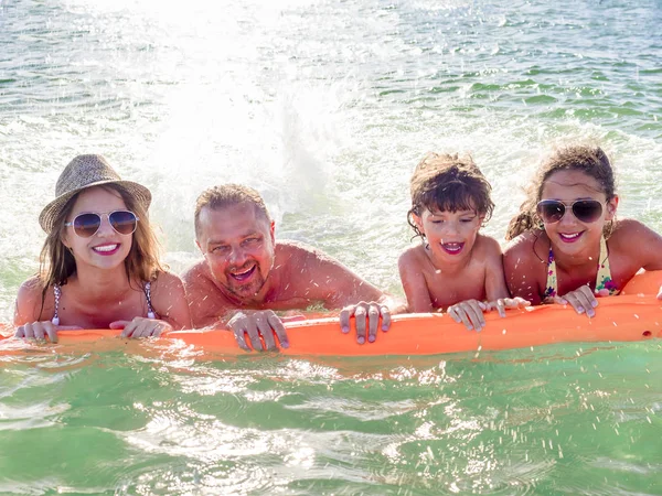 Gelukkig Gezin Van Vier Vakantie Zee Kust Gelukkige Familie Met — Stockfoto