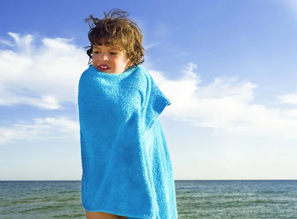 Schattige Kleine Jongen Bedekt Met Handdoek Zomer Strand — Stockfoto