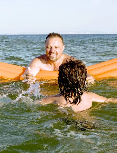 Vaterschaftskonzept Vater Steht Der Nähe Bringt Seinem Sohn Das Schwimmen — Stockfoto