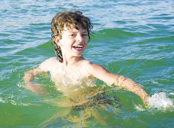 Portret Van Gelukkig Plezier Kaukasische Jongetje Zwemmen Zee Meerwater — Stockfoto