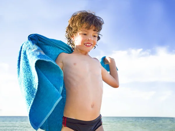sevimli küçük çocuk yaz plajda havlu ile kaplı