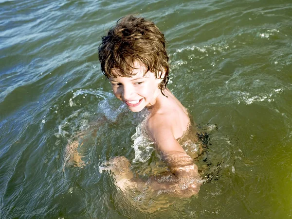 Милый Счастливый Маленький Мальчик Веселится Морском Тропическом Побережье — стоковое фото