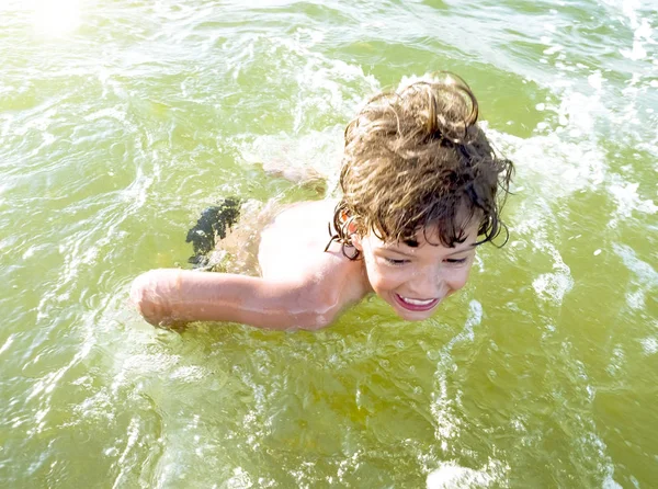 Schattige Gelukkig Kleine Jongen Plezier Tropische Kust Van Zee — Stockfoto