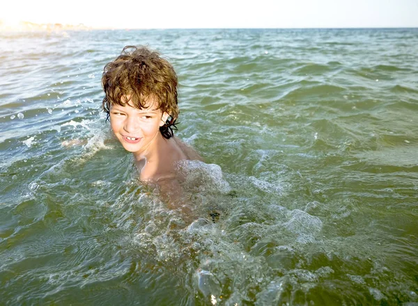 Schattige Gelukkig Kleine Jongen Plezier Tropische Kust Van Zee — Stockfoto