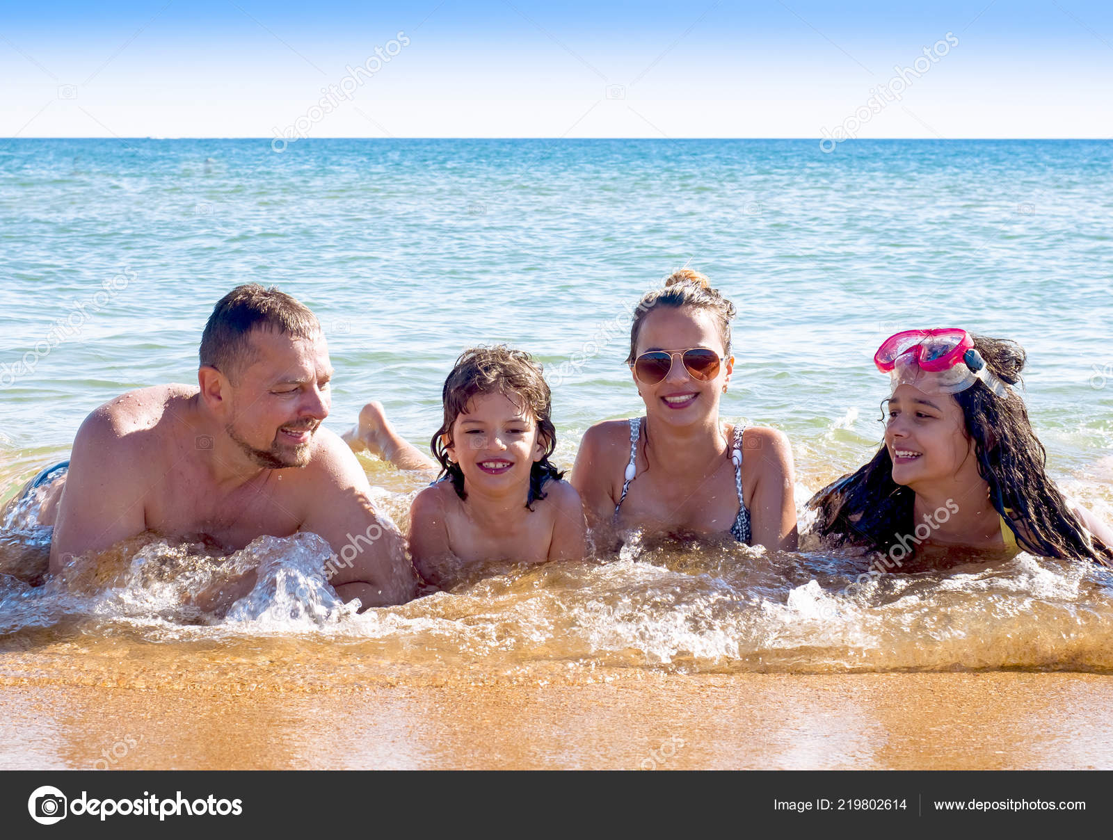 Famille Sur Plage Vacances été Trouvant Dans Eau Profiter