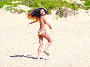 kum plaj üzerinde dans bir genç kadının portresi