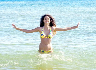 Çekici kız sahil üzerinde eğleniyor. kız yaz mayo denizde