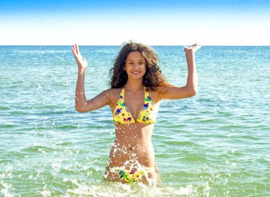 Çekici kız sahil üzerinde eğleniyor. kız yaz mayo denizde