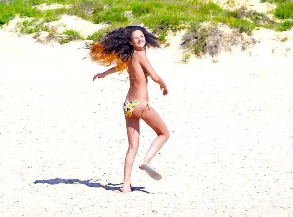 Mode Freien Sommer Foto Von Mädchen Mit Dunklen Luxuriösen Haaren — Stockfoto