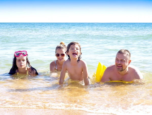 Familia Verano Playa Vacaciones Acostado Agua Disfrutar Compañía Los Demás —  Fotos de Stock