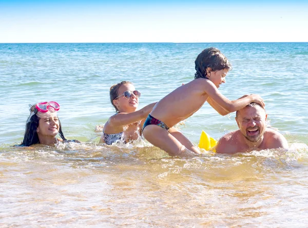 Familie Strand Zomervakantie Liggend Het Water Genieten Van Elkaars Gezelschap — Stockfoto