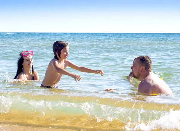 Famiglia Summer Beach Vacanze Sdraiati Acqua Godendo Reciproca Company Happy — Foto Stock