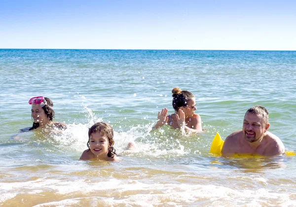 Famiglia Summer Beach Vacanze Sdraiati Acqua Godendo Reciproca Company Happy — Foto Stock