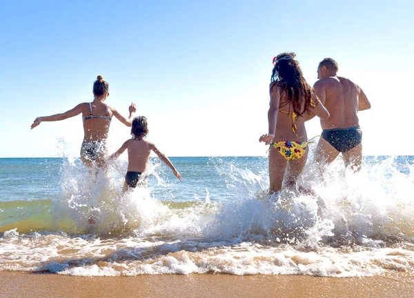 Gelukkig Jong Gezin Plezier Hebben Leven Gezonde Levensstijl Beach Friendship — Stockfoto