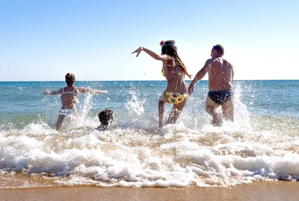 Gelukkig Jong Gezin Plezier Hebben Leven Gezonde Levensstijl Beach Friendship — Stockfoto