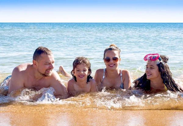 Familie Strand Zomervakantie Liggend Het Water Genieten Van Elkaars Gezelschap — Stockfoto