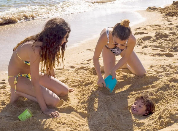 Fratello Caucasico Due Sorelle Che Giocano Sepolti Nella Sabbia Spiaggia — Foto Stock