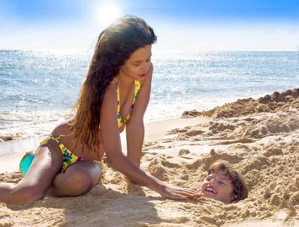 Strand Vreugde Plezier Laughing Happy Baby Begraven Het Zand Een — Stockfoto