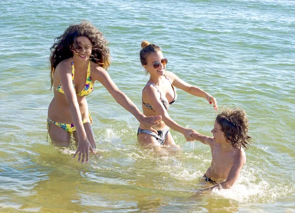 Niños Adolescentes Felices Jugando Playa Durante Día — Foto de Stock