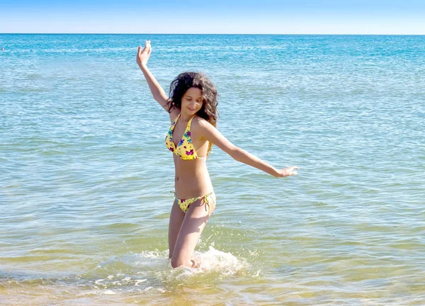 Γοητευτικό Κορίτσι Έχει Διασκέδαση Στην Παραλία Κορίτσι Μαγιό Του Καλοκαιριού — Φωτογραφία Αρχείου