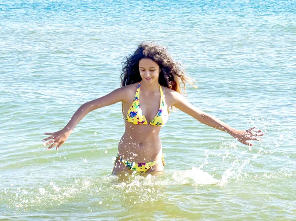 매력적인 소녀는 해변에 재미입니다 바다에서 수영복 — 스톡 사진