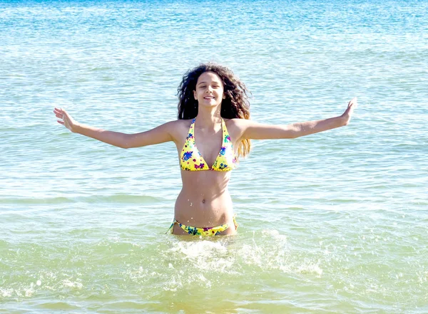 Çekici kız sahil üzerinde eğleniyor. kız yaz mayo denizde