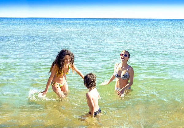 Bambini Ragazzi Felici Che Giocano Sulla Spiaggia Durante Giorno — Foto Stock