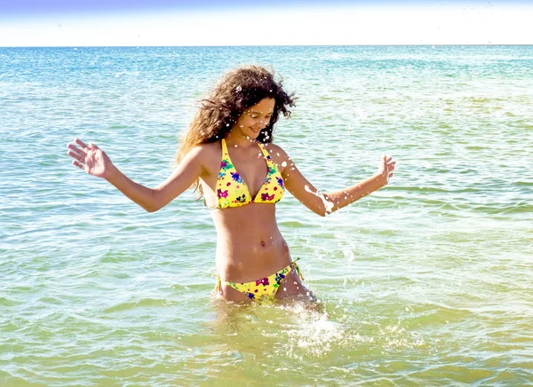 Güzel uzun saçlı kadın model giyen bikini, su, açık portre poz