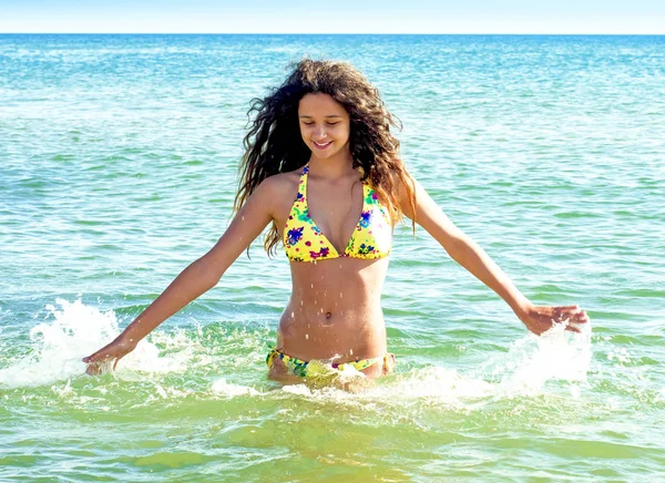 Hermosa Modelo Femenina Pelo Largo Con Bikini Posando Agua Retrato —  Fotos de Stock