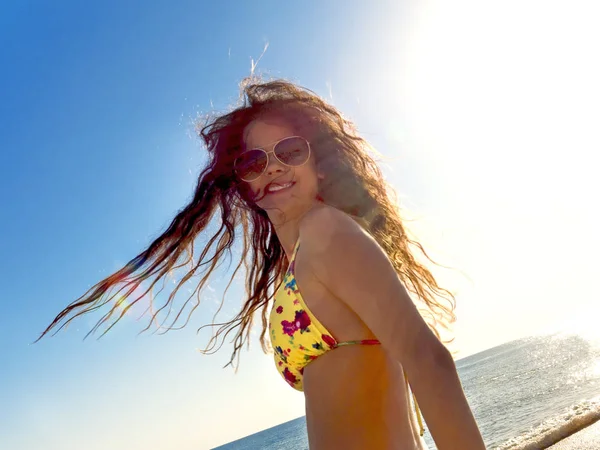 Šťastná Dívka Tropické Pláži Pozadí Úsměvem Šťastná Dívka Venkovní Portrét — Stock fotografie