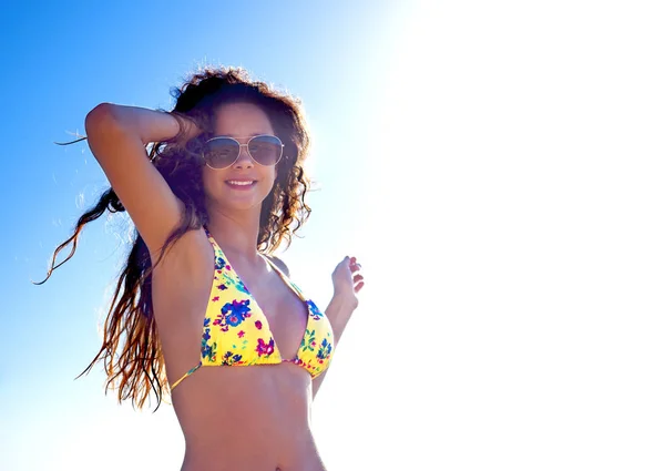 Nádherná Romantická Dívka Venku Krásný Model Žluté Plavky Tropické Pobřeží — Stock fotografie