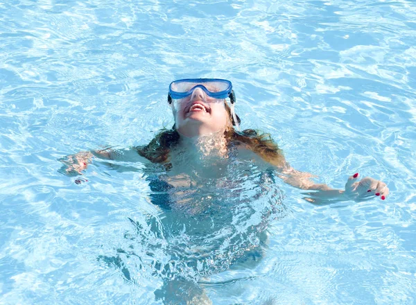 Молода жінка в басейні. — стокове фото