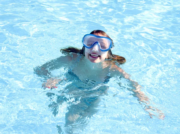 Молодая женщина в бассейне. — стоковое фото