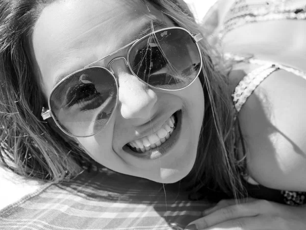 Retrato de una joven tumbada al sol.Color en blanco y negro . — Foto de Stock