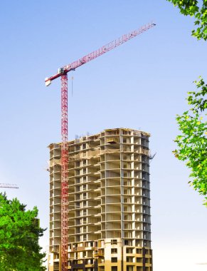 Kule vinç ve modern binalar inşaat altında