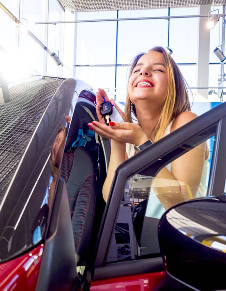 Genç beyaz araba yakınındaki mutlu kadın elinde tuşları ile heyecanlı