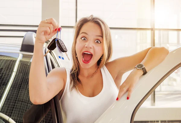 Joven Mujer Feliz Emocionado Cerca Del Coche Blanco Con Las — Foto de Stock